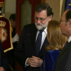 El presidente Mariano Rajoy conversa con Juan José Gonzélez Rivas, presidente del Tribunal Constitucional.