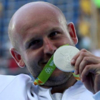 Piotr Malachowski celebra la medalla de plata conseguida en los Juegos de Río 2016.