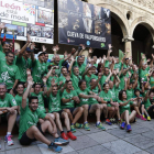 El grupo de ‘A Santiago contra el Cáncer’ fue recibido en la Diputación por autoridades provinciales y locales. JESÚS F. SALVADORES