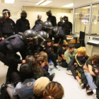 La policía intenta desalojar a los estudiantes anti-bolonia, en el mes de marzo.