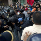 Policía y manifestantes se enfrentan durante la protesta contra la reforma educativa.