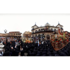 Todo lo que ocurre en la plaza Mayor durante el Encuentro, en una sola fotografía que el usuario puede dirigir y escrutar casi en movimiento.