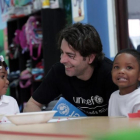 El actor Eduardo Noriega, en una escuela panameña.