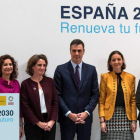 Las ministras Montero, Ribera, Montoro y Valerio, con el presidente del Gobierno ayer durante la presentación. RODRIGO JIMÉNEZ