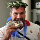 Manolo Martínez muerde la medalla de chocolate de Atenas que ahora cambia por el bronce.
