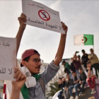 Manifestantes argelinos protestan contra un posible quinto mandato de Buteflika, este miércoles, en Argel.