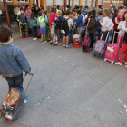 Varios niños, el primer día de clase
