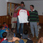 Yebra (arriba) compartió vivencias con los jugadores del Leonés.
