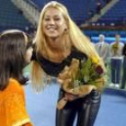 Kournikova besa a un niño durante un partido en los Emiratos Árabes