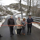 Momento en el que la presidenta corta la cinta con la que se da por inaugurado en nuevo puente.