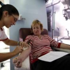 Una trabajadora de la subdelegación dona sangre en la unidad móvil