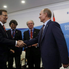 Mariano Rajoy saluda a Vladímir Putin ayer, en la cumbre del G-20 en la ciudad rusa.