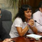 Susana Téllez, ayer en el centro entre Moreno y Tino Morán, durante una comparencia ante los medios