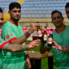 Fabio Tolaba y Pablo Velasco brindan con Mahou. DL