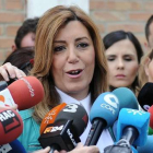 Susana Díaz atiende a los medios, este domingo, tras votar en su colegio electoral.