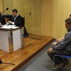 Los dos jóvenes acusados de matar a 79 lechones durante el juicio celebrado ayer. CARLOS BARBA