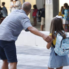 Un padre se despide de su hija en el colegio. JUAN HERRERO