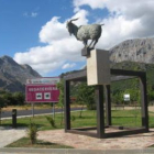 La escultura del chivo que da la bienvenida a los visitantes de Vegacervera.