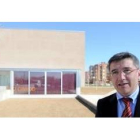 Francisco Fernández posa delante de la fachada principal del nuevo centro cívico de Ventas Este