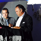 Juan Francisco Martín y Felipe Llamazares firmaron el acuerdo para emitir el partido en directo por La 8 León. DL