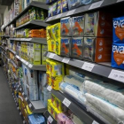 Estantes con productos de higiene íntima femenina en un supermercado.