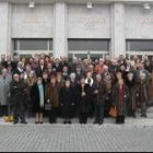 Los antiguos trabajadores y sus parejas, en la foto de familia ante el Hotel Ponferrada Plaza