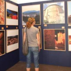Una joven observa algunas de las fotografías expuestas en la muestra.
