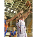 Sergio se mostró consistente bajo aros. SECUNDINO PÉREZ