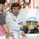 Fernando Alonso, en el box de McLaren-Honda en Sepang (Malasia).