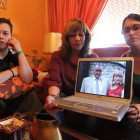 El hijo, la mujer y la nuera de Luis Canabal, en una imagen tomada el pasado mes de abril.