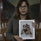 La hermana de Nathaly sujeta un retrato de ambas junto a su hermana pequeña