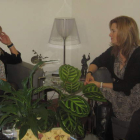 Isabel Carrasco conversa con Mireya Pigere, alcaldesa de Santovenia de la Valdoncina.