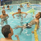 Sesión de entrenamiento regenerativo en la piscina de la Granja Comary, en Teresópolis.