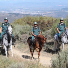 Guardias civiles patrullan a caballo el Camino de Santiago.