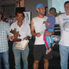 José Antonio Velasco, con los primeros clasificados en el festival de la carpa.
