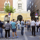 Varios regantes se concentraron ayer a las puertas de la CHD, en Valladolid. R. GARCÍA