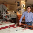 Francisco Carrera es el dueño del restaurante Casablanca que ha renovado sus propuestas gastronómicas.