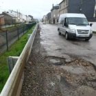 El mal estado de la carretera del Canal Bajo del Bierzo obliga a actuar con urgencia en Ponferrada.