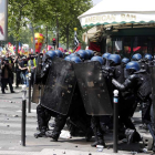 La policía antidisturbios se protege del lanzamiento de proyectiles en una calle de París. IAN LANGSDON