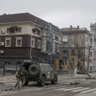 Tanques rusos en Mariupol. SERGEI ILNITSKY