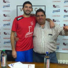 Iago Beceiro con José Manuel Zubiela, presidente del Verín, en su presentación.