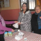 Un nutrido grupo de gente colaboró ayer en el reparto del bocata solidario en favor del Tercer Mundo