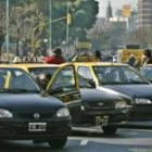Un grupo de taxistas protestan por el cierre de las gasolineras con motivo de la ola de frío
