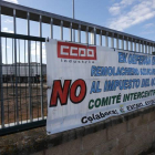 Pancarta de protesta en la Azucarera de La Bañeza.