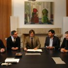 Orejas, centro, con Canedo a su derecha y otros diputados.