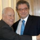 El presidente de Sogecable, Jesús de Polanco, se abraza a César Alierta, presidente de Telefónica