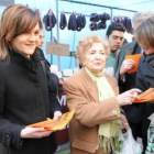 Ana Guada y Teresa González, en un momento del reparto de los folletos, ayer, en el mercado de Colón