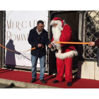 Pedro Llamas y Papá Noel inauguran ayer el Mercado Romántico en la Casa Botines.