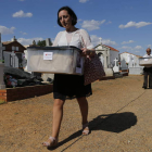 Sol Gómez Arteaga encabeza la comitiva con las nueve cajas a su llegada ayer por la tarde al cementerio de Valderas.