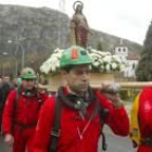 Un momento de la procesión, con los miembros de la brigada de salvamento portando a Santa Bárbara